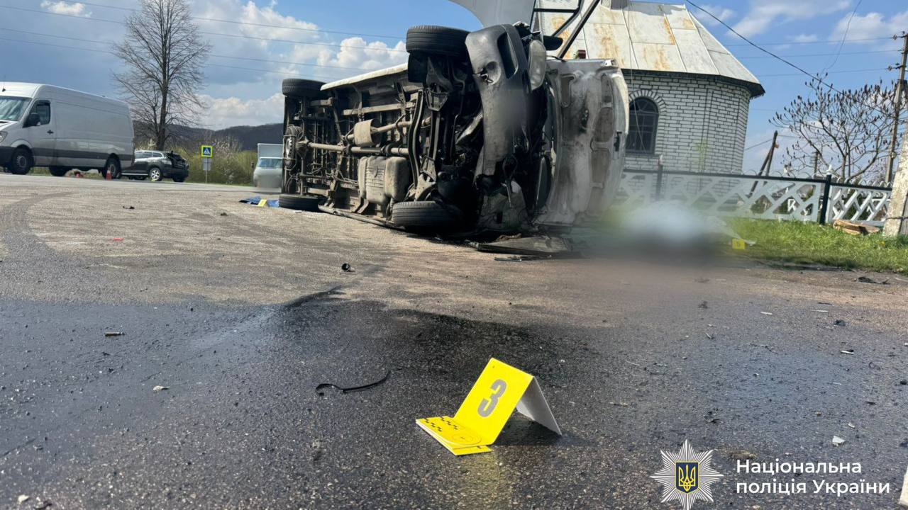 Водія причетного до ДТП в селі Тяпче, де загинула людина та ще 14 травмувалися, затримали (ФОТО, ВІДЕО)