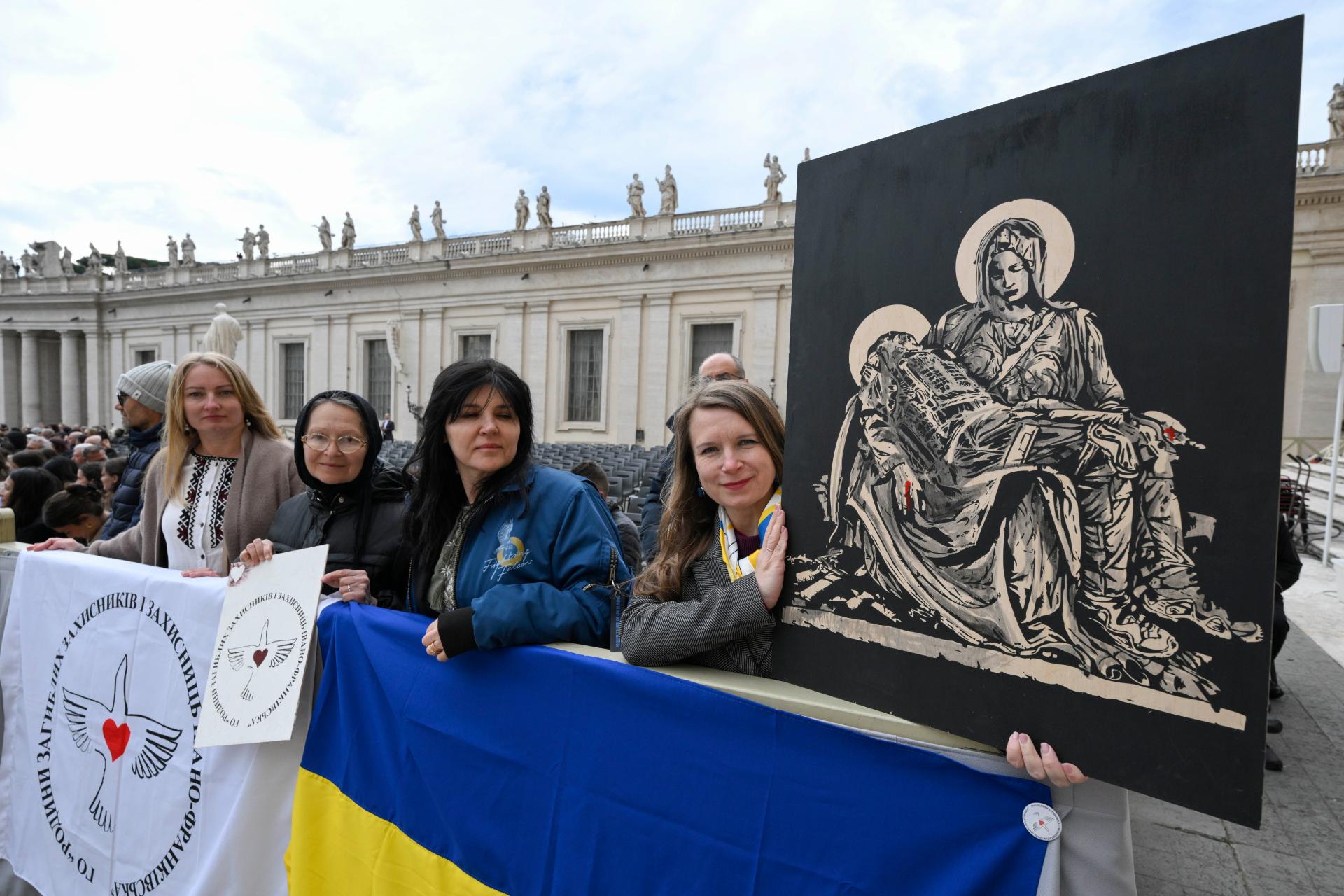 Франківські матері загиблих воїнів принесли «Українську Пієту» на аудієнцію до Папи Римського у Ватикані (ФОТО)
