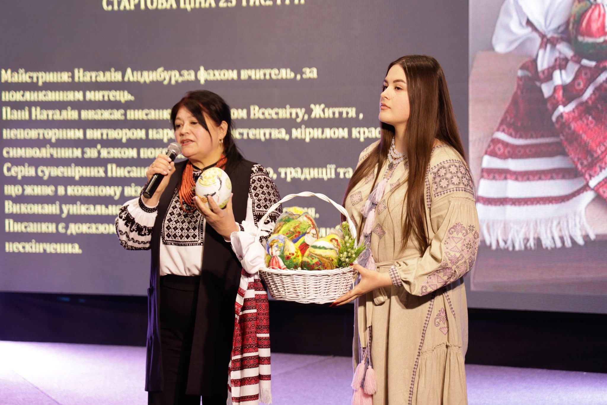 У франківській бібліотеці відкрилася виставка писанок калуської майстрині (ФОТО)