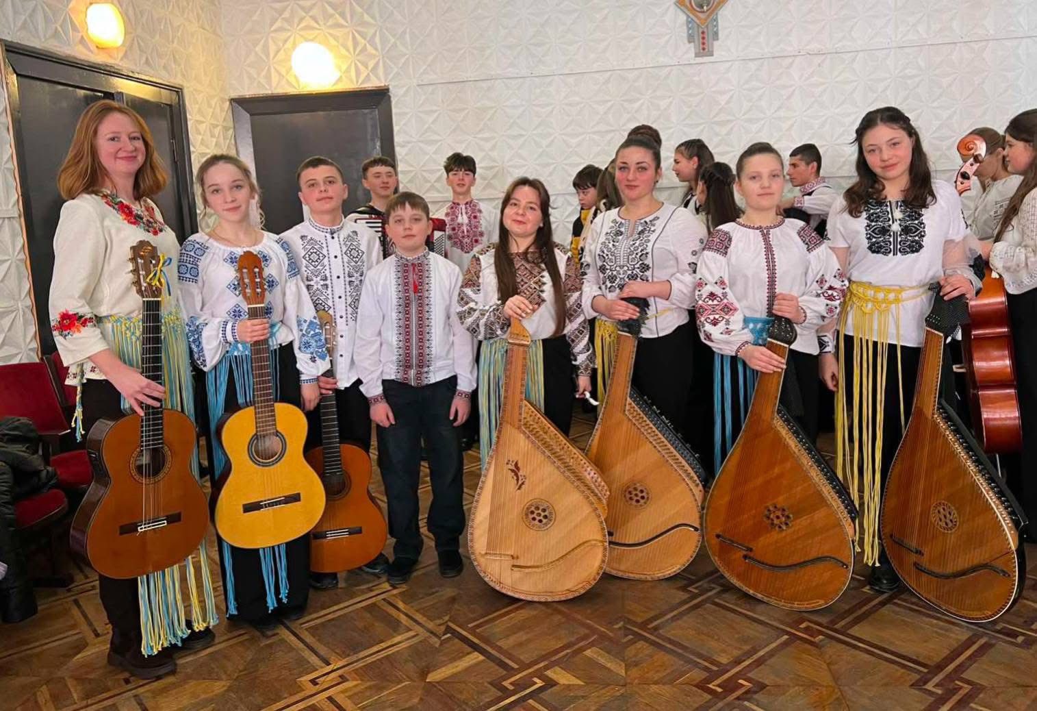 Бандуристки з Надвірної вибороли перше місце на конкурсі мистецтв у Празі (ФОТО)