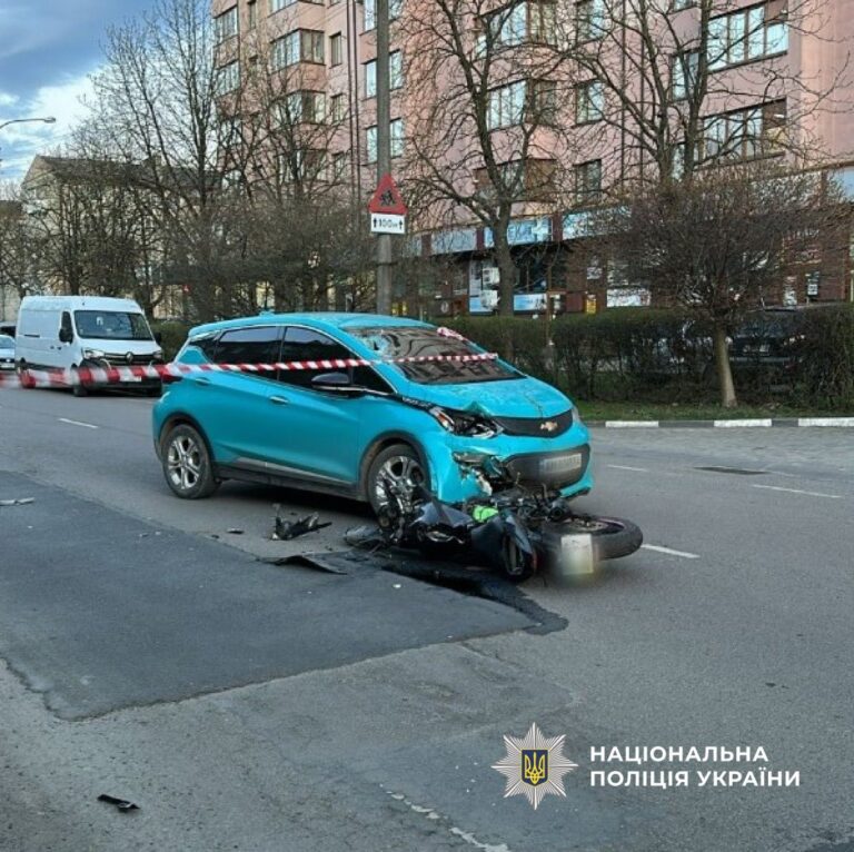 У Франківську мотоцикліст на зустрічній зіткнувся з авто: двоє постраждалих