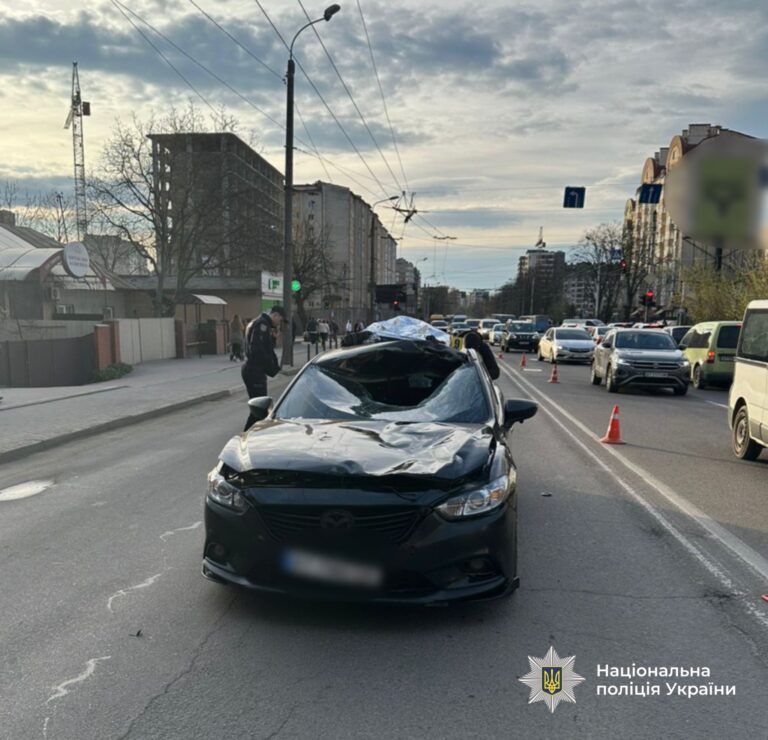 У Франківську водій Mazda на смерть збив пішохода: тіло опинилося на даху авто (ФОТО)