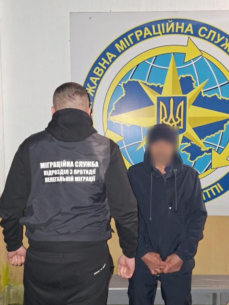 З Івано-Франківська видворять азербайджанця з недійсним паспортом