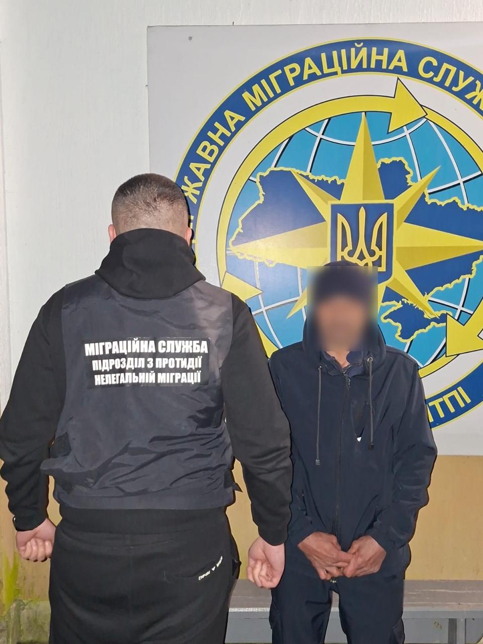 З Івано-Франківська видворять азербайджанця з недійсним паспортом