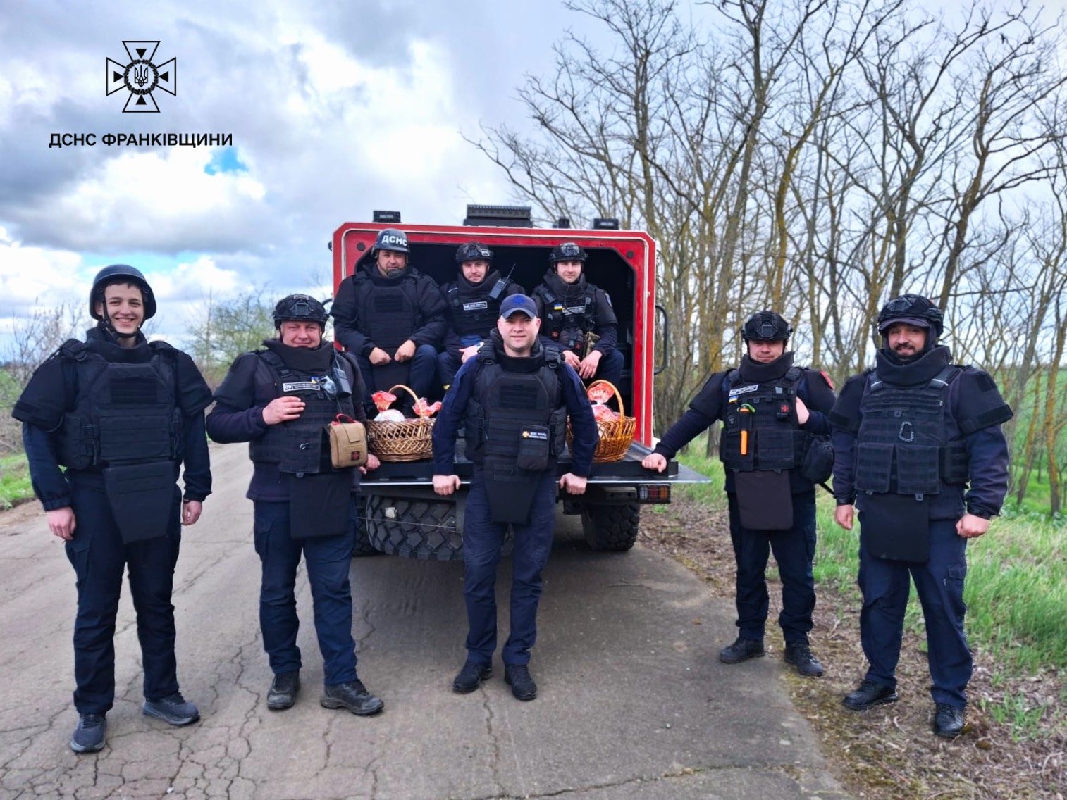 Прикарпатські піротехніки зустрічають Великдень на Миколаївщині: їм передали великодні кошики (ФОТО)