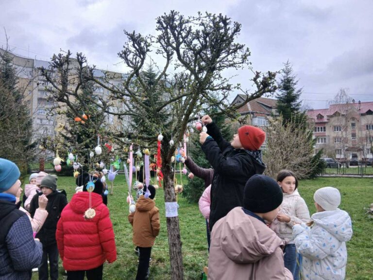 Подвір’я Калуської початкової школи №11 прикрасили великодніми писанками (ФОТО)