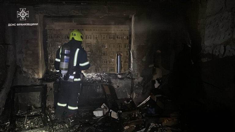 У Франківську горіла багатоповерхівка: евакуювали 14 мешканців, серед них троє дітей