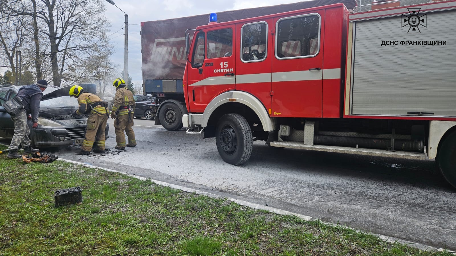 У Снятині загорівся моторний відсік легкового автомобіля (ФОТО)