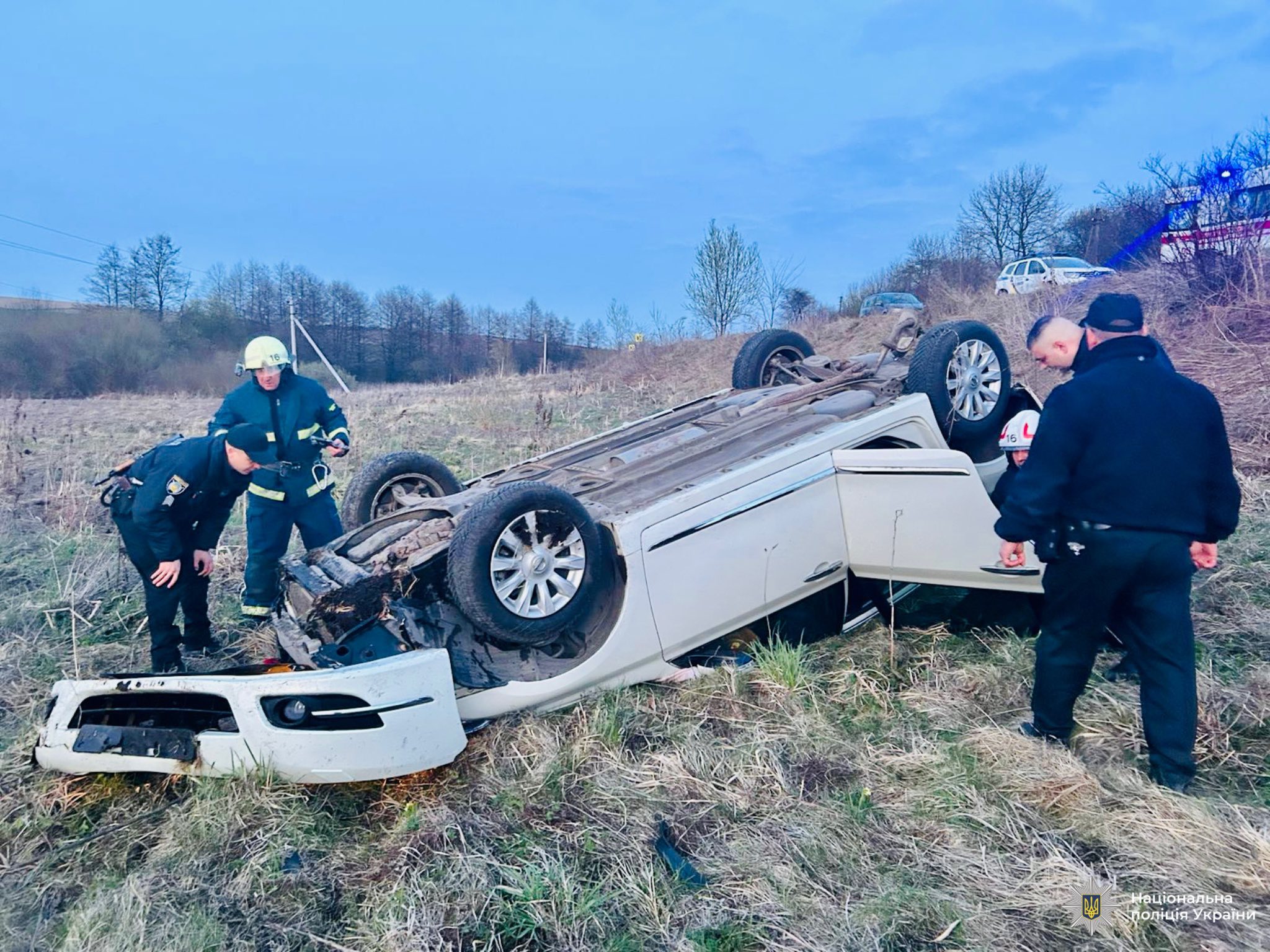 На Рогатинщині автівка злетіла в кювет і перекинулася — пасажирка у важкому стані (ФОТО)