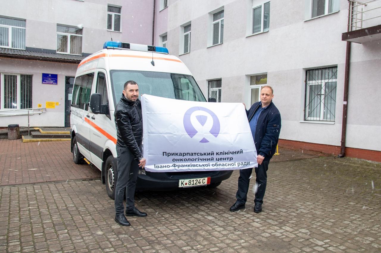 Франківський онкоцентр отримав у подарунок машину швидкої допомоги (ФОТО)