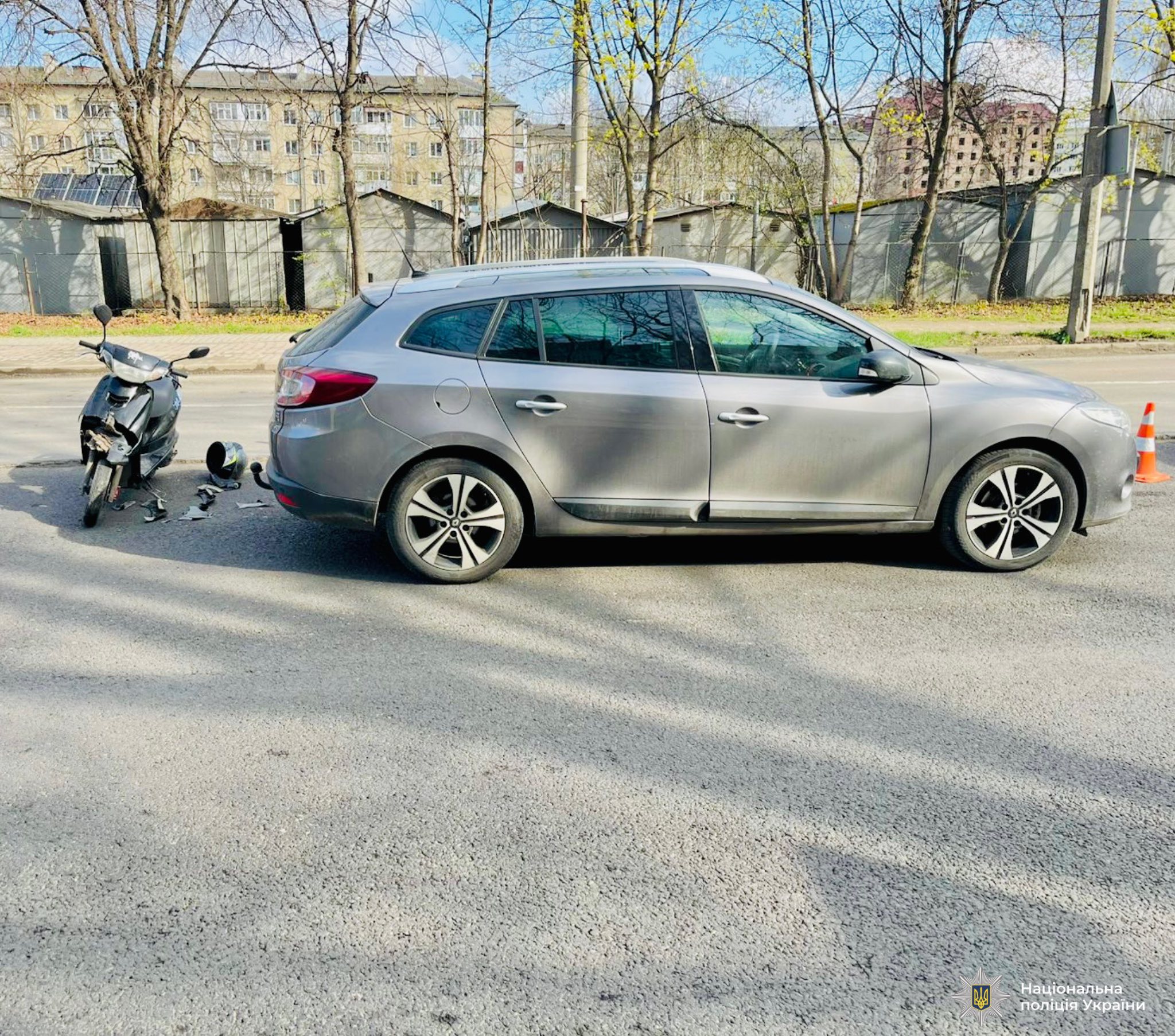 У Франківську підліток на скутері травмував пасажирку, врізавшись у легковик (ФОТО)