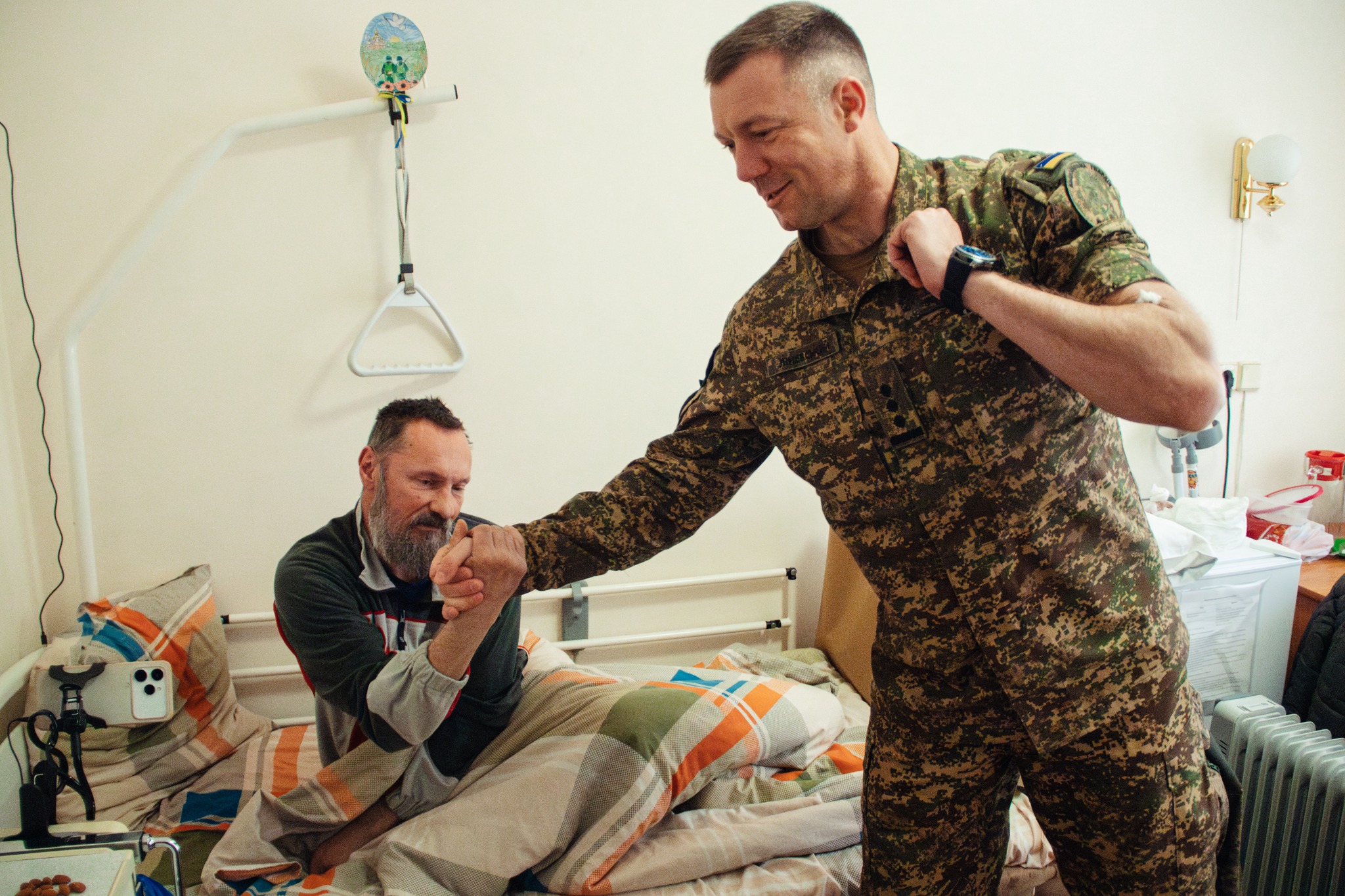 З пасками і підтримкою: командування 50 полку Нацгвардії відвідало поранених бійців напередодні Великодня (ФОТО)