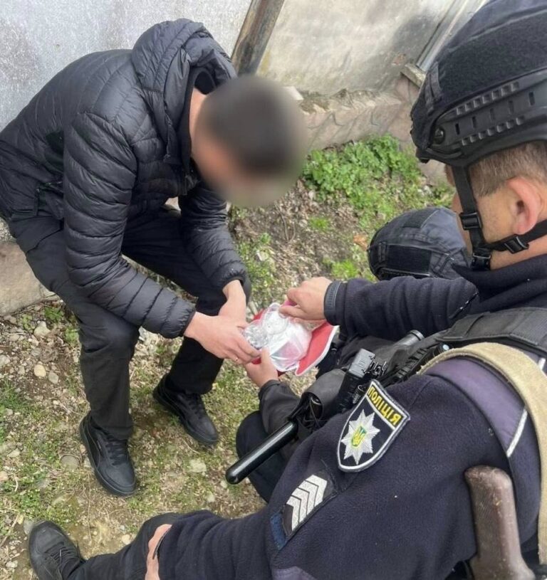 У Надвірній поліціянти допомогли чоловіку, який знепритомнів посеред вулиці (ФОТО)