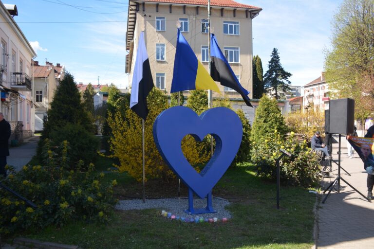Щоб пам’ятати про зниклих і полонених захисників: у Надвірній відкрили пам’ятну інсталяцію “Серце надії” (ФОТО)