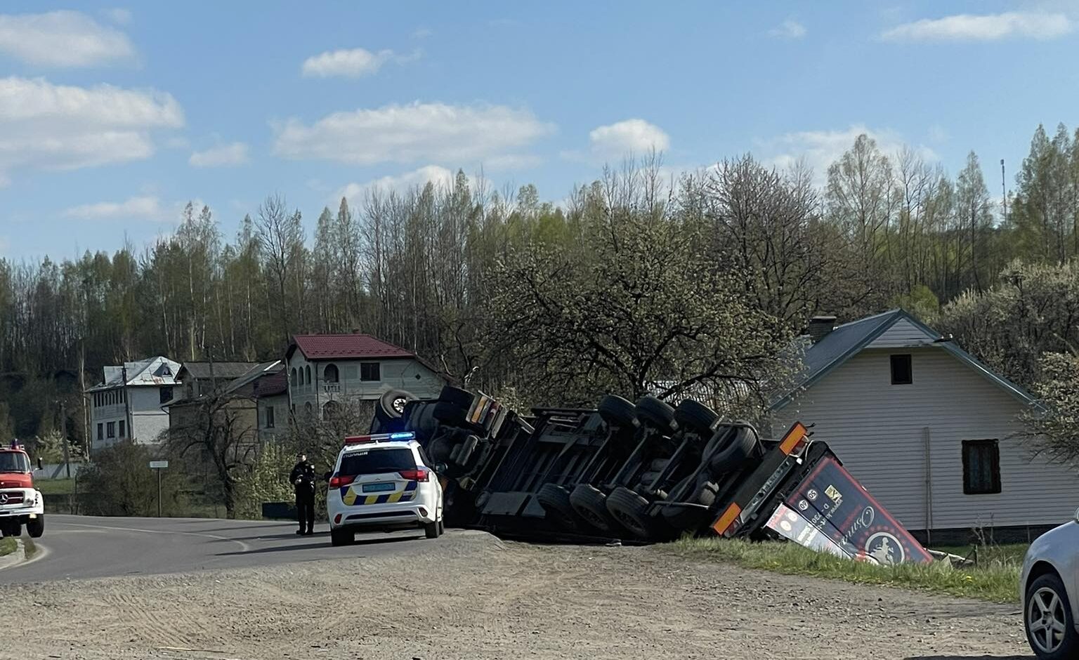 У Вигоді фура з напівпричепом злетіла у кювет і перекинулася (ФОТОФАКТ)