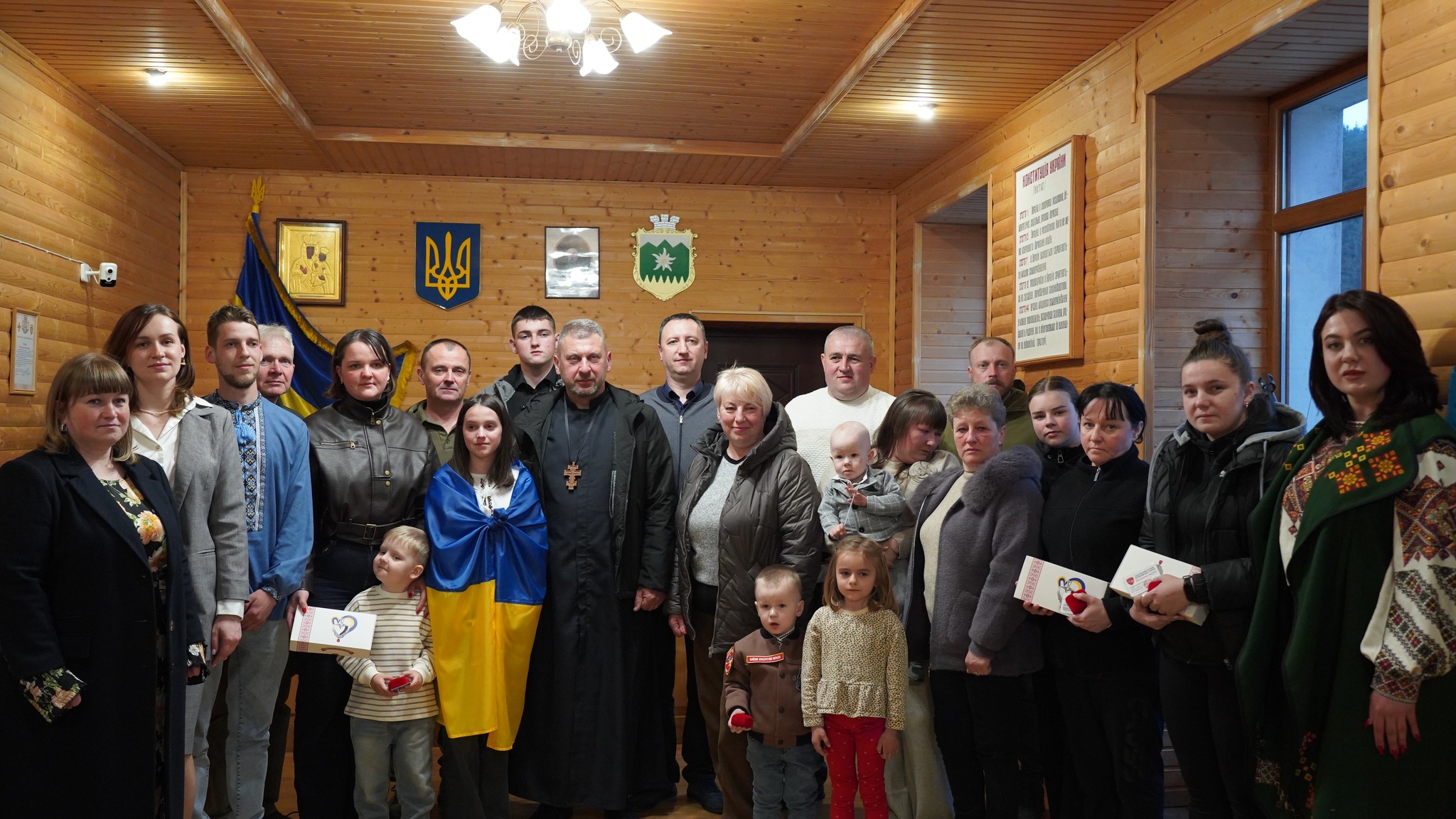 У Ворохті дітям загиблих захисників вручили кулони “Батьківське серце” (ФОТО)