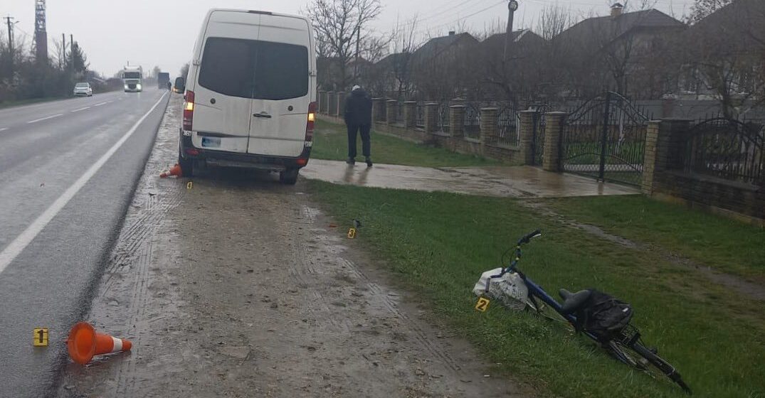 На Калущині мікроавтобус збив велосипедиста: його госпіталізували (ФОТО)