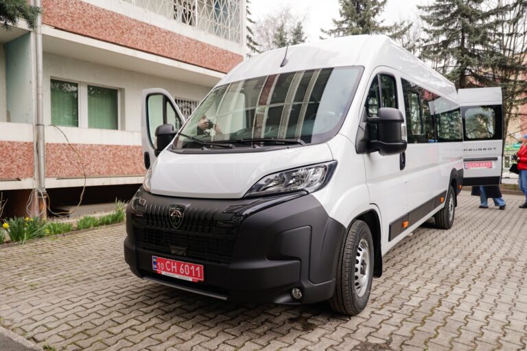 Франківський реабілітаційний центр ОКЛ отримав автомобіль для перевезення пацієнтів з інвалідністю (ФОТО)