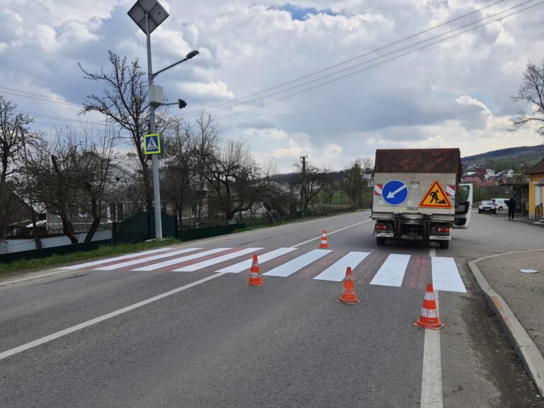 На Прикарпатті оновлюють пішохідні переходи на чотирьох державних дорогах (ФОТО)