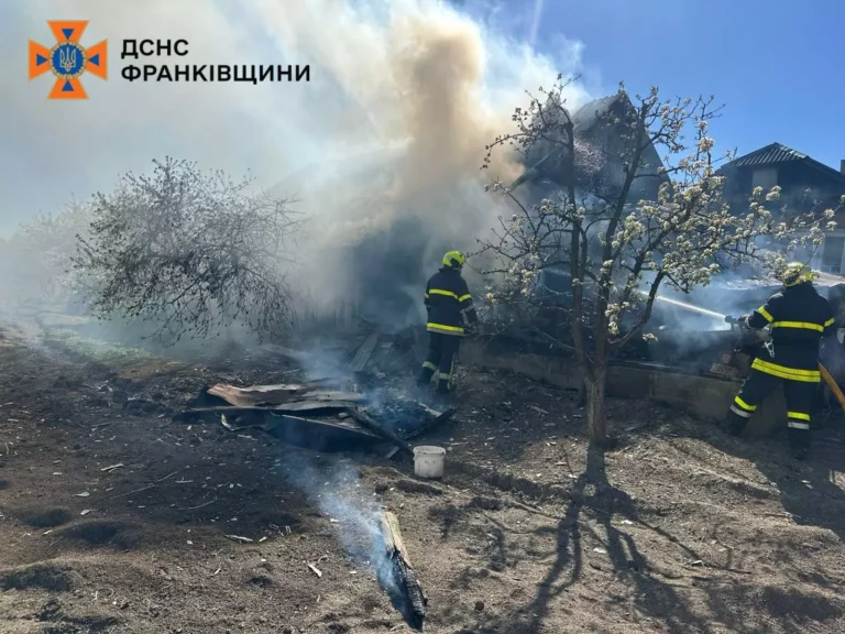 Горіли тирса, житловий будинок: за добу на Прикарпатті ліквідували дев’ять пожеж
