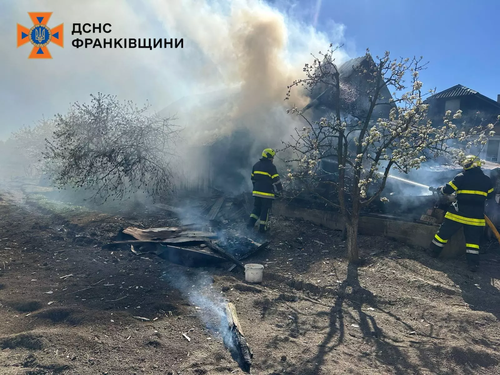 Горіли тирса, житловий будинок: за добу на Прикарпатті ліквідували дев’ять пожеж
