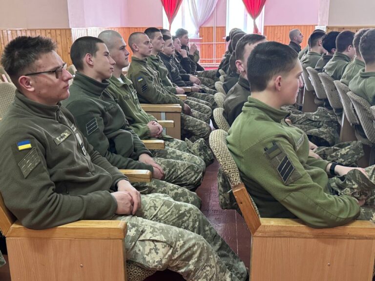 “Офіцери – це розум війська”: у Франківську ліцеїстам розповіли про вищу військову освіту (ФОТО)