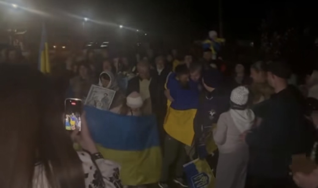 На Надвірнянщині зустріли захисника Володимира Микитина, який повернувся після понад  20 місяців російського полону (ВІДЕО)