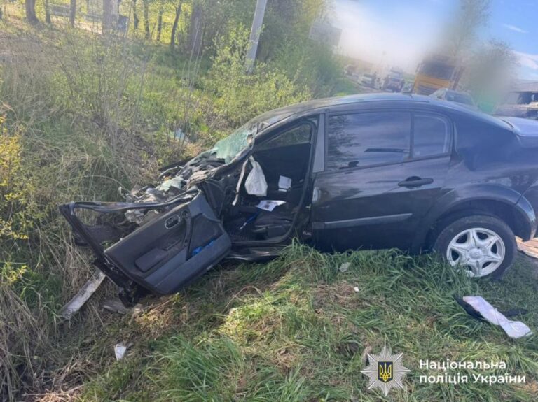 На Калуському шосе зіткнулися три автомобілі: одного водія госпіталізували (ФОТО)