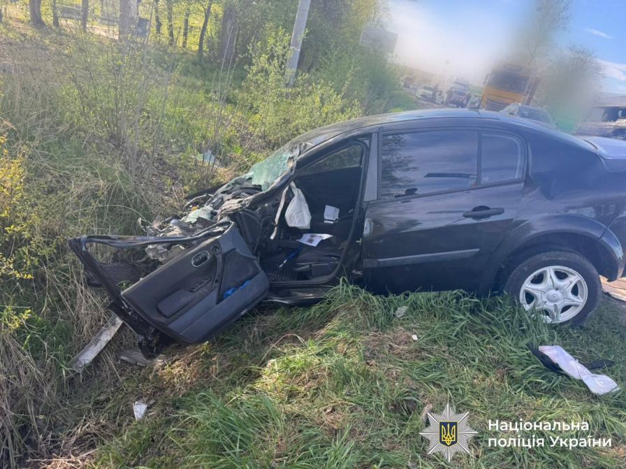 На Калуському шосе зіткнулися три автомобілі: одного водія госпіталізували (ФОТО)