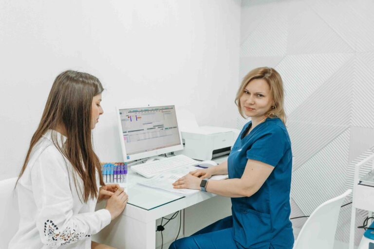 Чому не варто робити уколи вдома — розповідає франківська медсестра Олеся Сорока