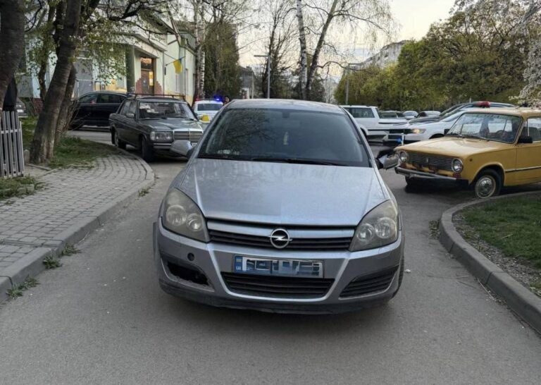 У Франківську п’яний водій їздив по зеленій зоні та відмовився від огляду (ВІДЕО)