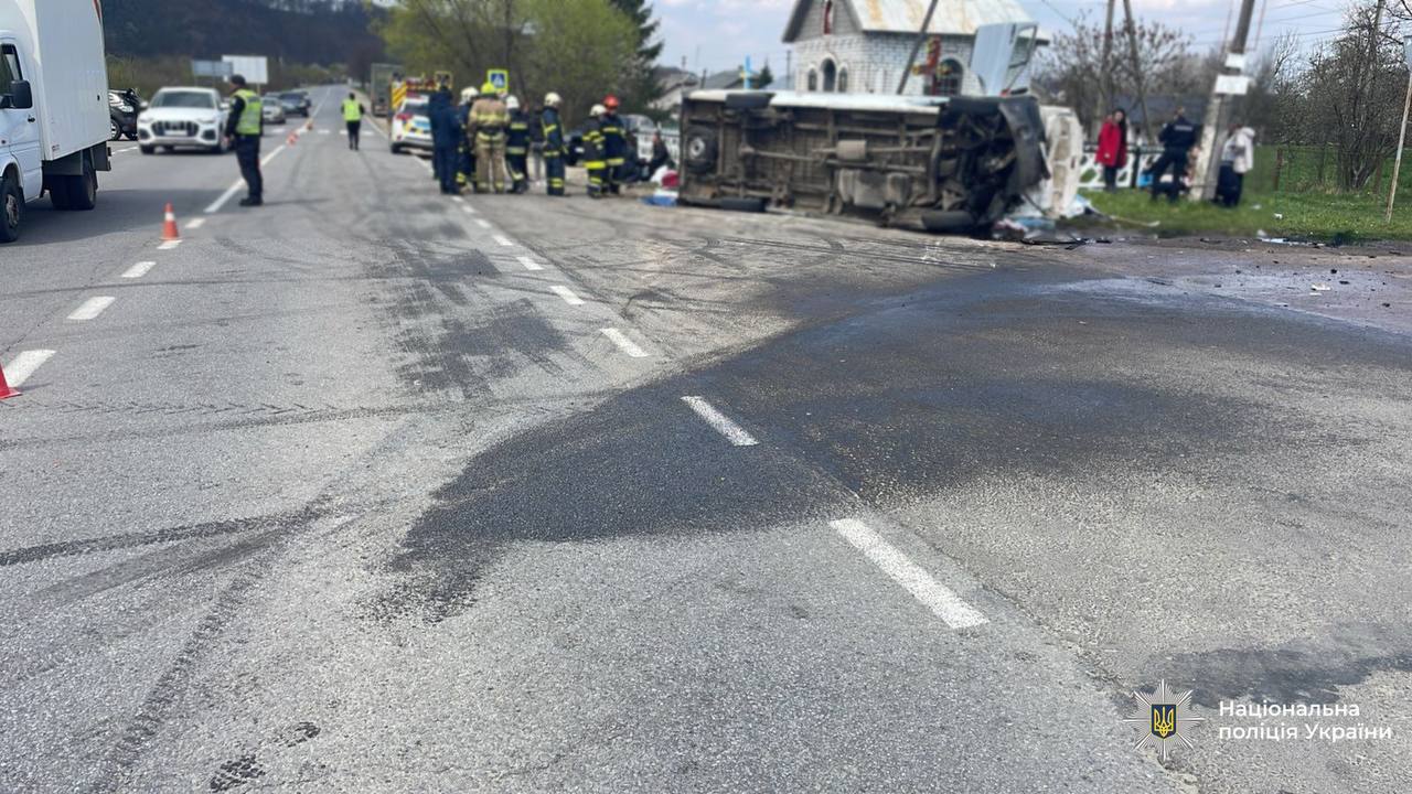 Автобус “Івано-Франківськ – Львів” перекинувся на Прикарпатті: є загиблий та 8 травмованих (ФОТО)