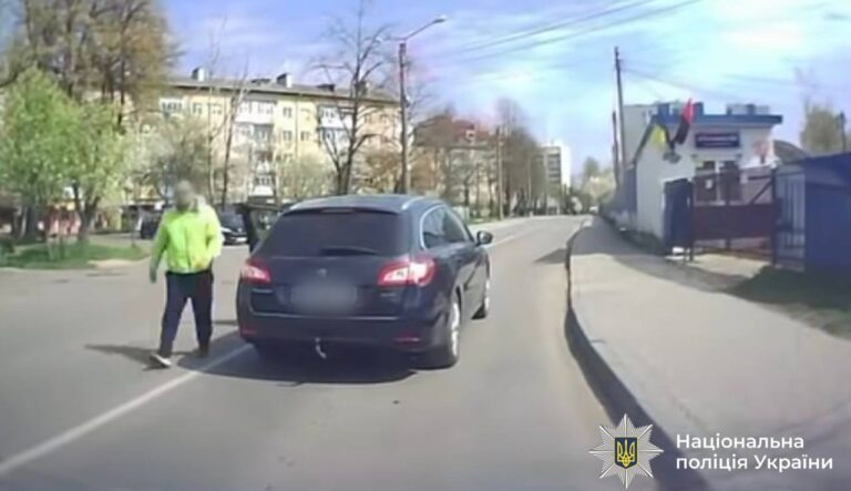У Франківську водій зупинив інше авто та вдарив водійку: поліція відкрила провадження (ВІДЕО)