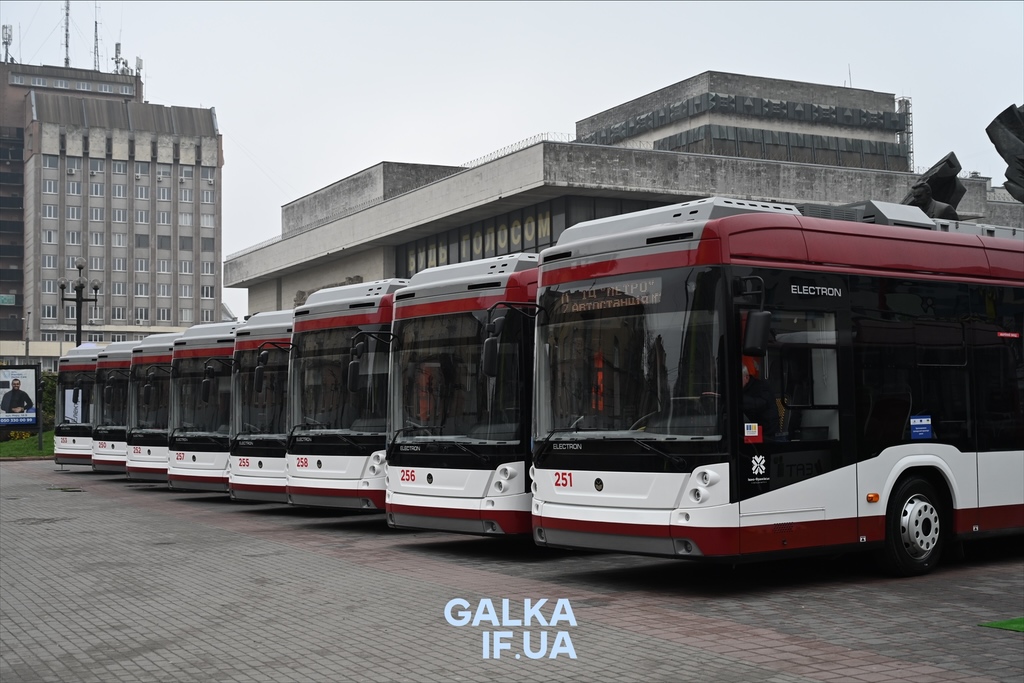 Вже з понеділка: у Франківську показали 9 дуобусів, які з Позитрона поїдуть на БАМ (ФОТО)