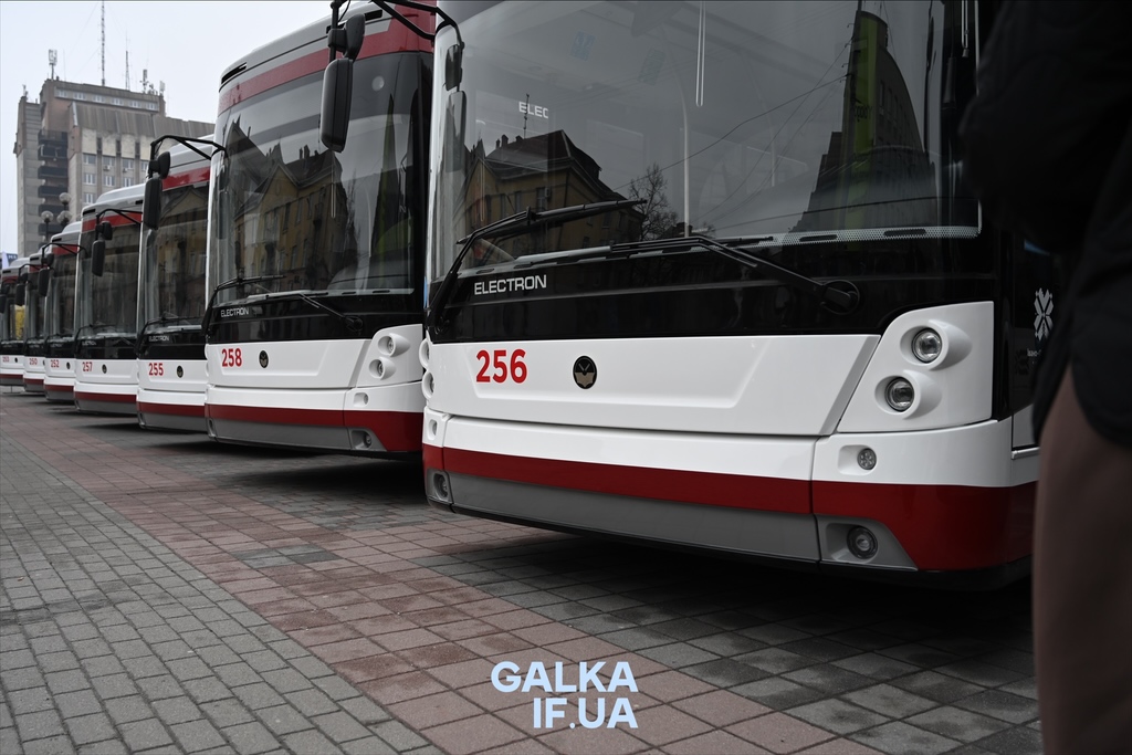 У Франківську перекрили рух транспорту на Галицькій через ремонт (ГРАФІК)