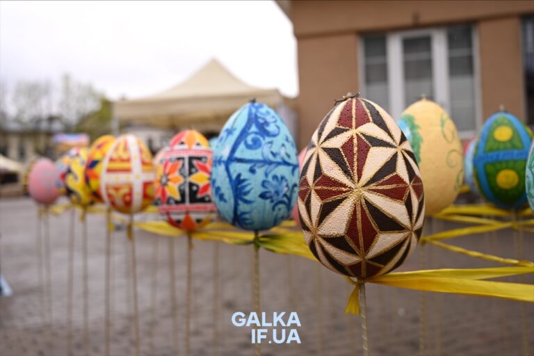 Розписаних під час тривог: у Франківську відкрили інсталяцію із 60 великодніх писанок