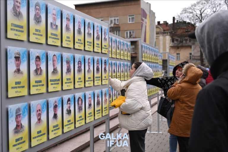 “Чекаємо і маємо надію, що він повернеться”: у Франківську відкрили ще 199 портретів зниклих і полонених захисників (ФОТО)
