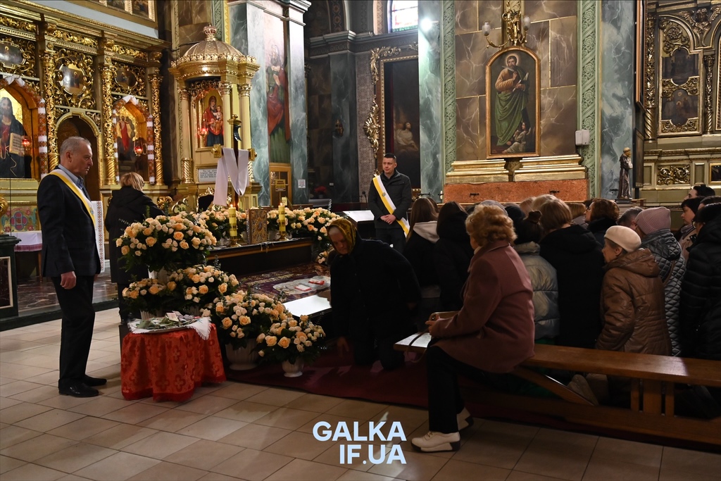 Обкладена десятками троянд: у Франківському Катедральному соборі вшановують святу плащаницю (ФОТОРЕПОРАЖ)