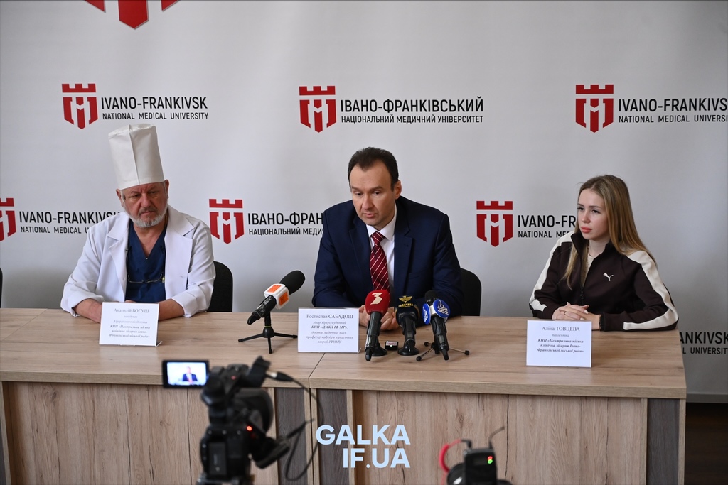 “Такої операції у світовій практиці ще не проводили”: франківські хірурги врятували 22-річну дівчину з рідкісною судинною патологією