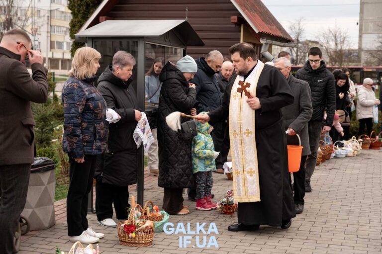 Паски, писанки і черги до храмів: Франківськ зустрів Великдень (ФОТОРЕПОРТАЖ)