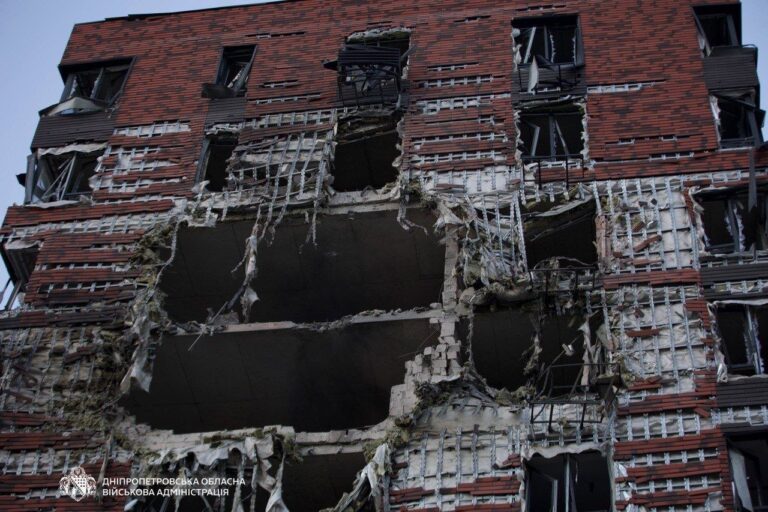 У Дніпрі через російський удар виникла пожежа в адмінбудівлі, троє постраждалих