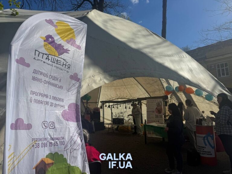 Смаколики, пісні та позитивні емоції: у Франківську провели благодійний ярмарок на підтримку ЗСУ (ФОТО)