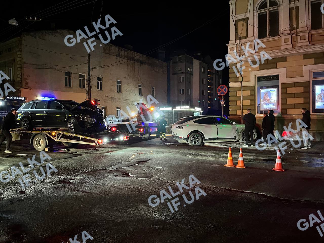 Проїхали на червоне: на перехресті у Франківську Mustang влетів у будинок після ДТП (ФОТО)