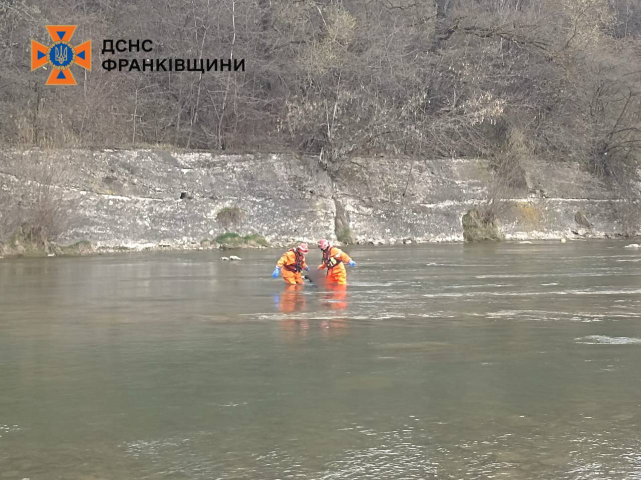 У Верховині рятувальники витягнули тіло чоловіка з річки Чорний Черемош (ФОТО)