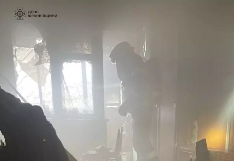 У Франківську під час пожежі в квартирі врятували чоловіка