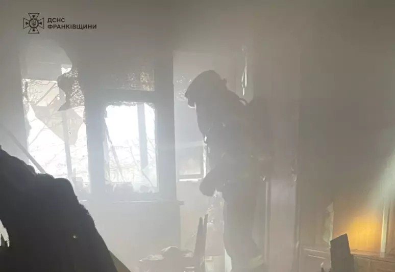 У Франківську під час пожежі в квартирі врятували чоловіка