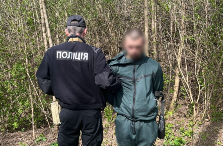 20-річного прикарпатця зловили “на гарячому” в лісі — збував наркотики через “закладки”