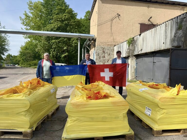 Калуська ЦРЛ отримала 6,5 тонн допомоги зі Швейцарії для оновлення даху (ФОТО)