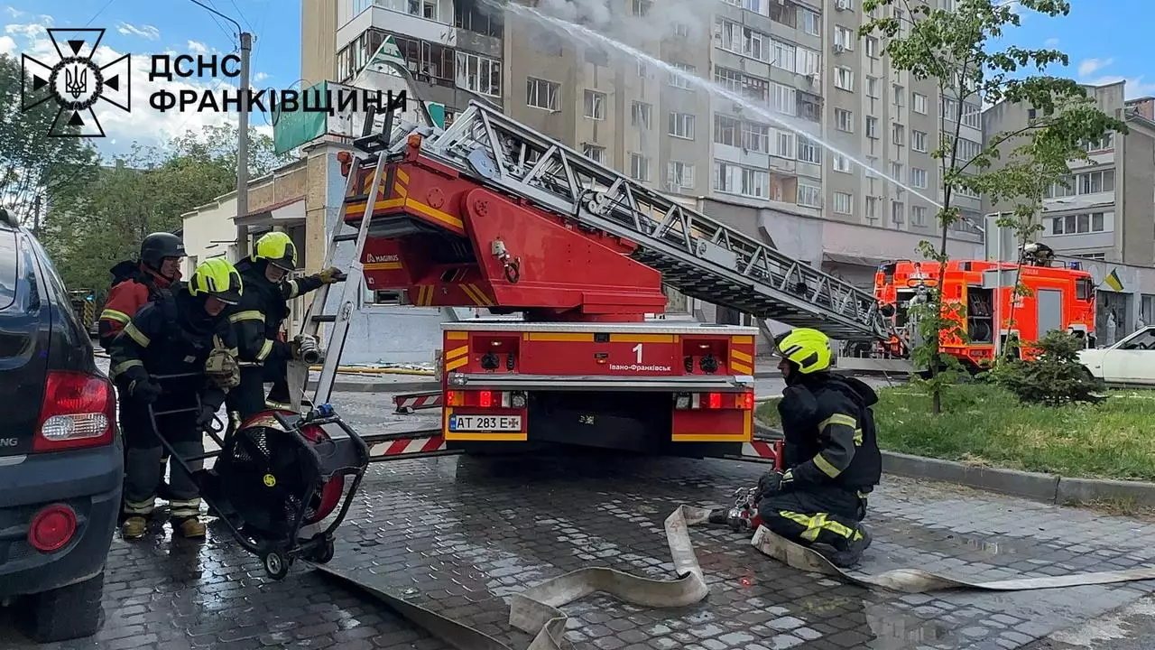 Наслідки масованої атаки рф на Прикарпаття: пожежа у Франківську та руйнування на Надвірнянщині (ВІДЕО)