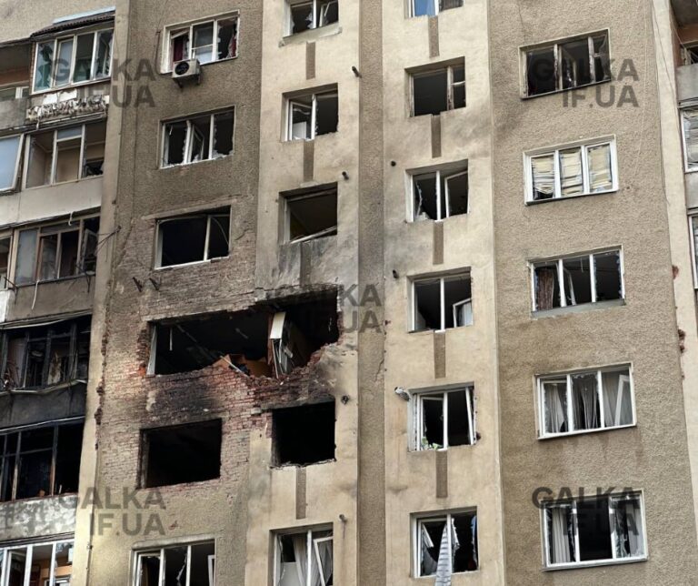 “Квартира знищена від А до Я”: наслідки атаки рф на Франківськ (ФОТОРЕПОРТАЖ)